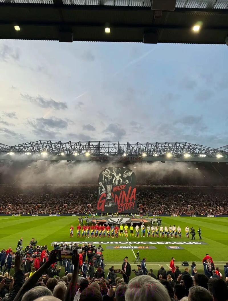 主场0-2落后，弗格森在老特拉福德看台表情失望